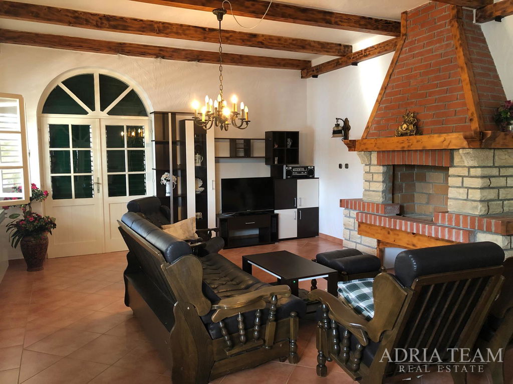 PREKRASNA DVOKATNICA S TRI APARTMANA – PRVI RED DO MORA – STARA NOVALJA, OTOK PAG