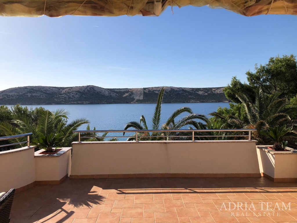 PREKRASNA DVOKATNICA S TRI APARTMANA – PRVI RED DO MORA – STARA NOVALJA, OTOK PAG