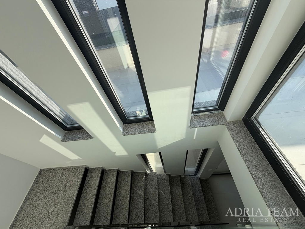 LUKSUZNA VILA S BAZENOM – VIR