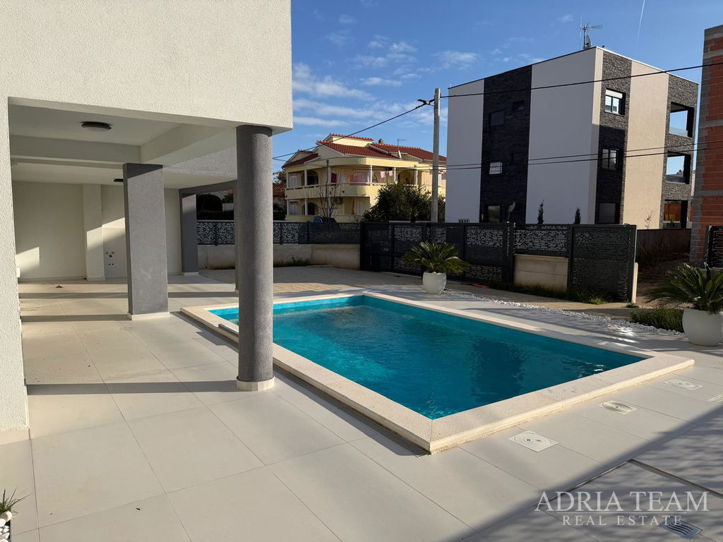 LUKSUZNA VILA S BAZENOM – VIR