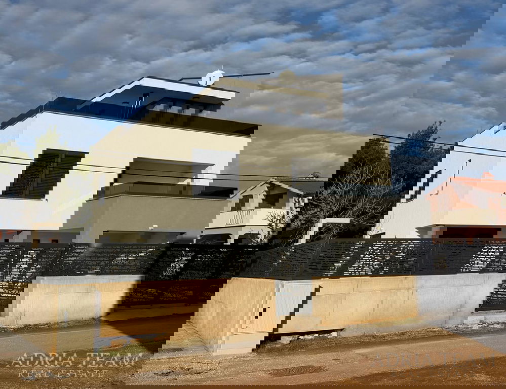 LUKSUZNA VILA S BAZENOM – VIR