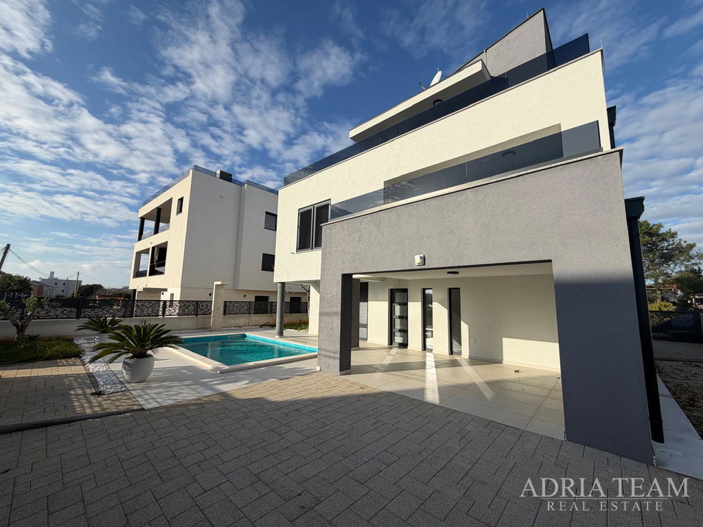 LUKSUZNA VILA S BAZENOM – VIR