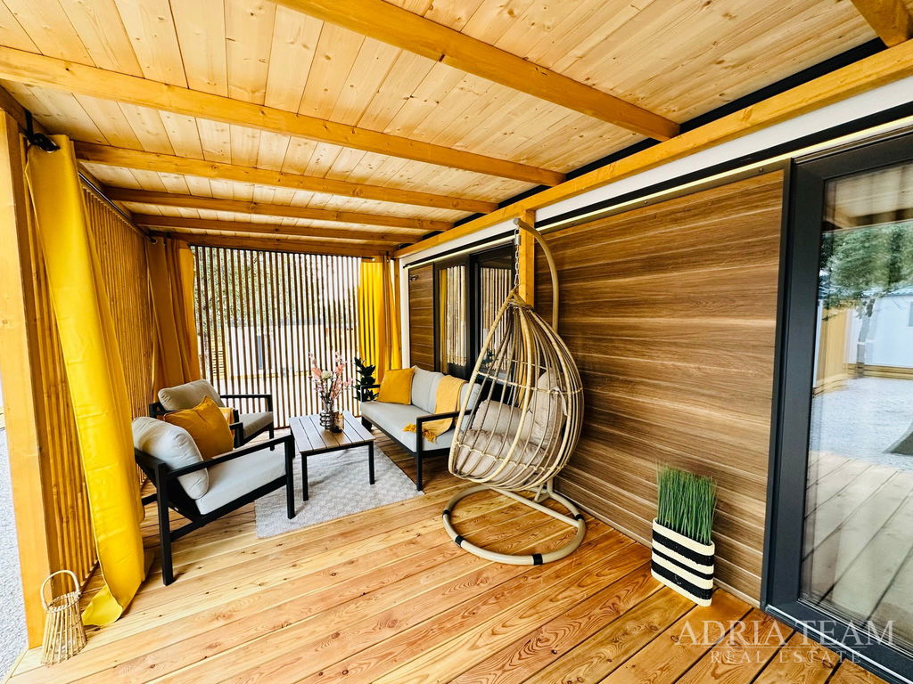 POTPUNO OPREMLJENA LUKSUZNA MOBILNA KUĆICA 6+2, UDALJENA SAMO 350m OD MORA - BIOGRAD NA MORU