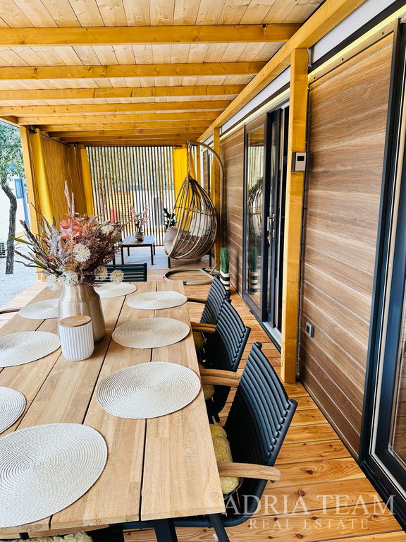 POTPUNO OPREMLJENA LUKSUZNA MOBILNA KUĆICA 6+2, UDALJENA SAMO 350m OD MORA - BIOGRAD NA MORU