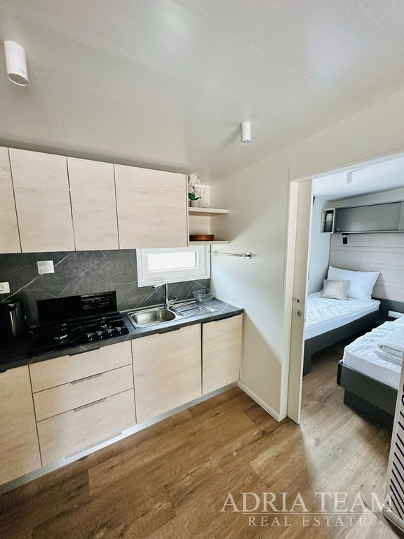 POTPUNO OPREMLJENA LUKSUZNA MOBILNA KUĆICA 6+2, UDALJENA SAMO 350m OD MORA - BIOGRAD NA MORU