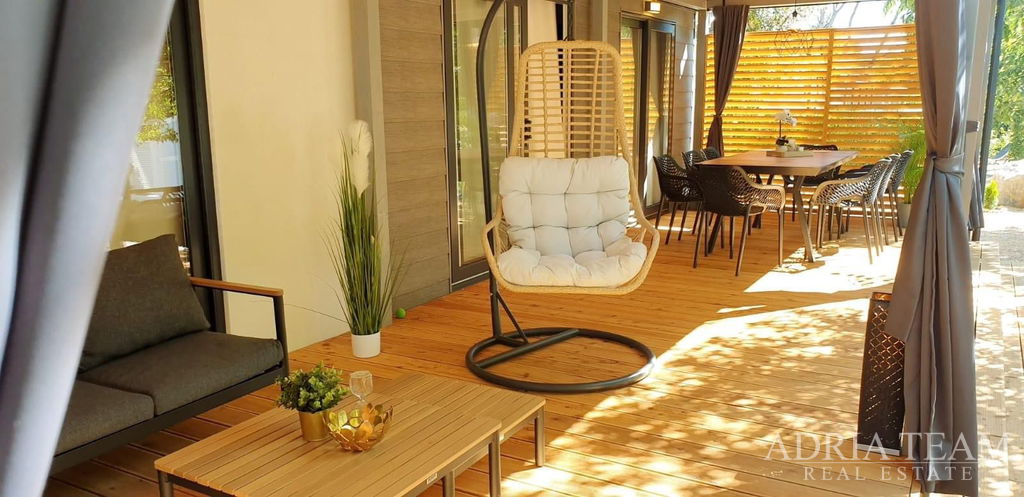 POTPUNO OPREMLJENA LUKSUZNA MOBILNA KUĆICA, UDALJENA SAMO 150m OD MORA - BIOGRAD NA MORU