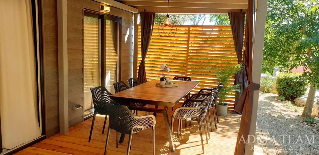 POTPUNO OPREMLJENA LUKSUZNA MOBILNA KUĆICA, UDALJENA SAMO 150m OD MORA - BIOGRAD NA MORU