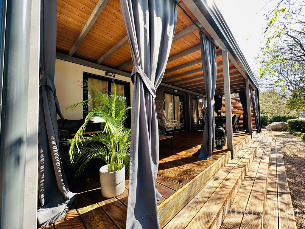 POTPUNO OPREMLJENA LUKSUZNA MOBILNA KUĆICA, UDALJENA SAMO 150m OD MORA - BIOGRAD NA MORU