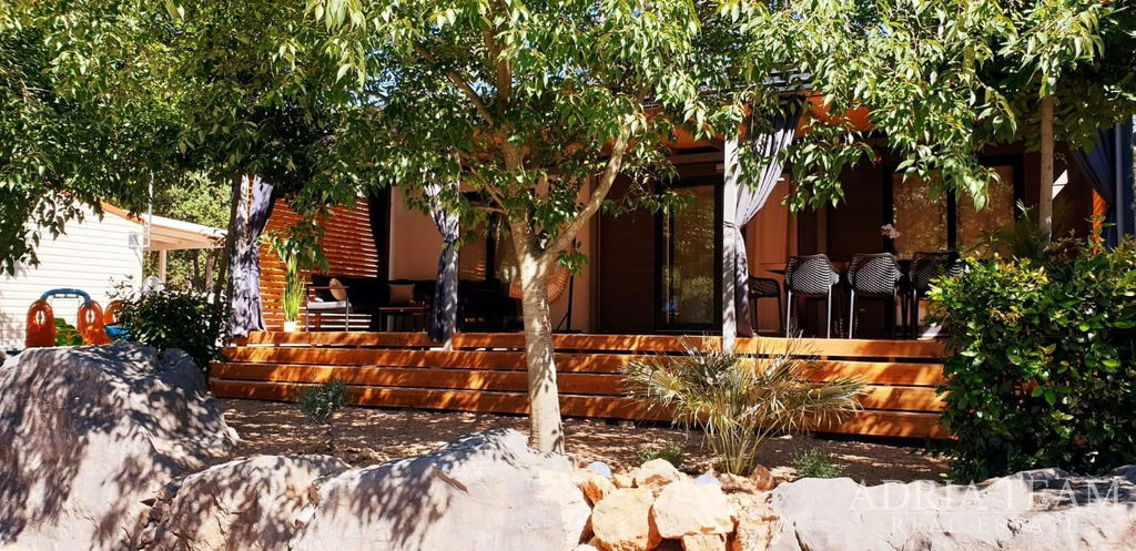 POTPUNO OPREMLJENA LUKSUZNA MOBILNA KUĆICA, UDALJENA SAMO 150m OD MORA - BIOGRAD NA MORU