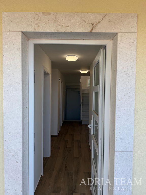 ATRAKTIVNA KUĆA S BAZENOM 70M OD MORA– PETRČANE