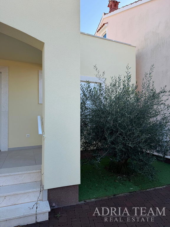 ATRAKTIVNA KUĆA S BAZENOM 70M OD MORA– PETRČANE