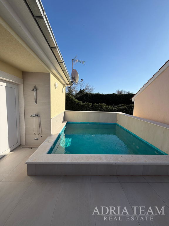 ATRAKTIVNA KUĆA S BAZENOM 70M OD MORA– PETRČANE