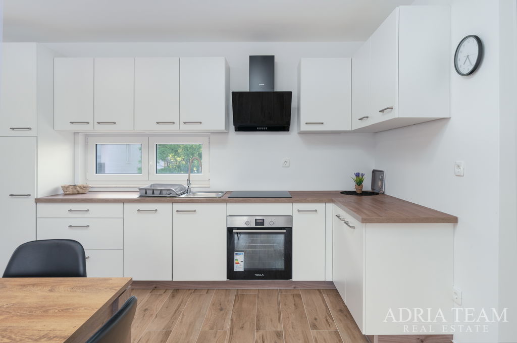 EKSKLUZIVAN APARTMAN S KROVNOM TERASOM I JACUZZIJEM - VIR