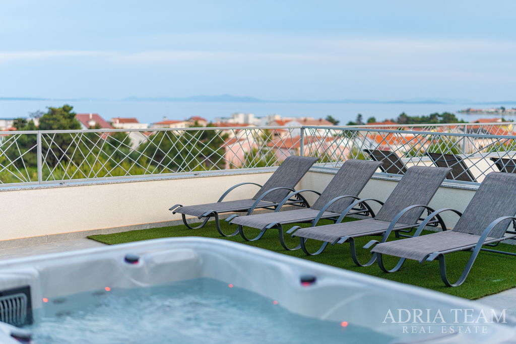 NAMJEŠTEN APARTMAN S KROVNOM TERASOM - VIR