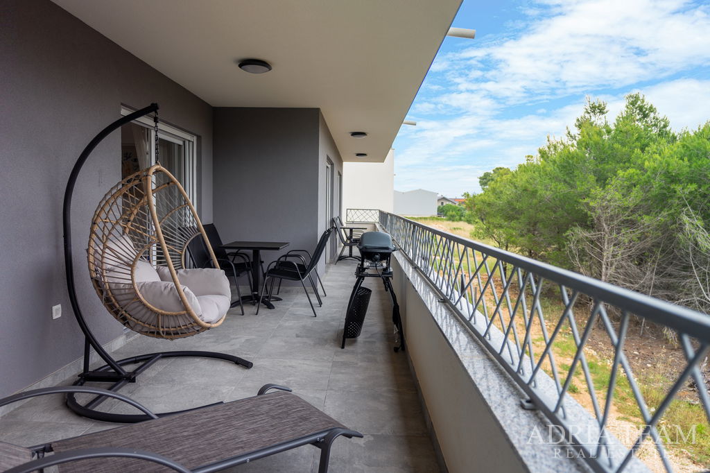 NAMJEŠTEN APARTMAN S KROVNOM TERASOM - VIR