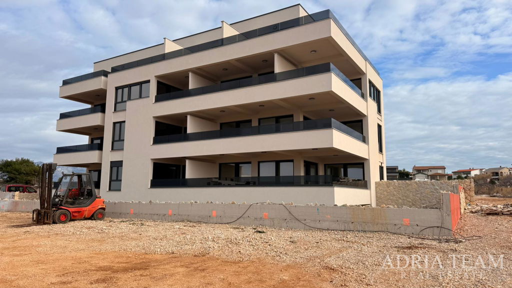 ATRAKTIVNA NOVOGRADNJA – 1S + DB S TERASOM I DVORIŠTEM – POVLJANA, PAG