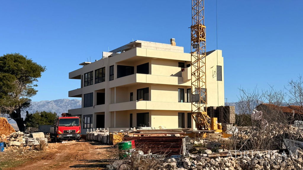 NOVOGRADNJA – APARTMANI U POVLJANI (OTOK PAG) | 800 m OD MORA