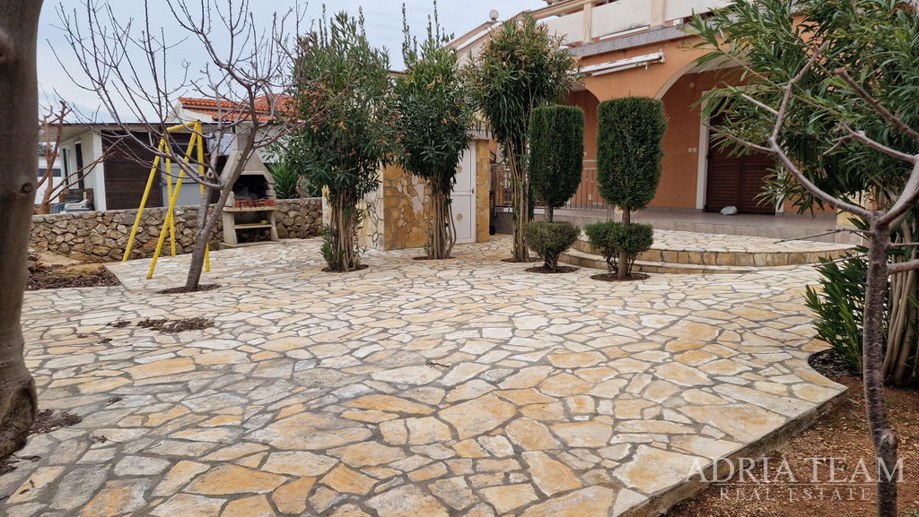 SAMOSTOJEĆA KUĆA S DVIJE STAMBENE JEDINICE – VIR, ZADAR