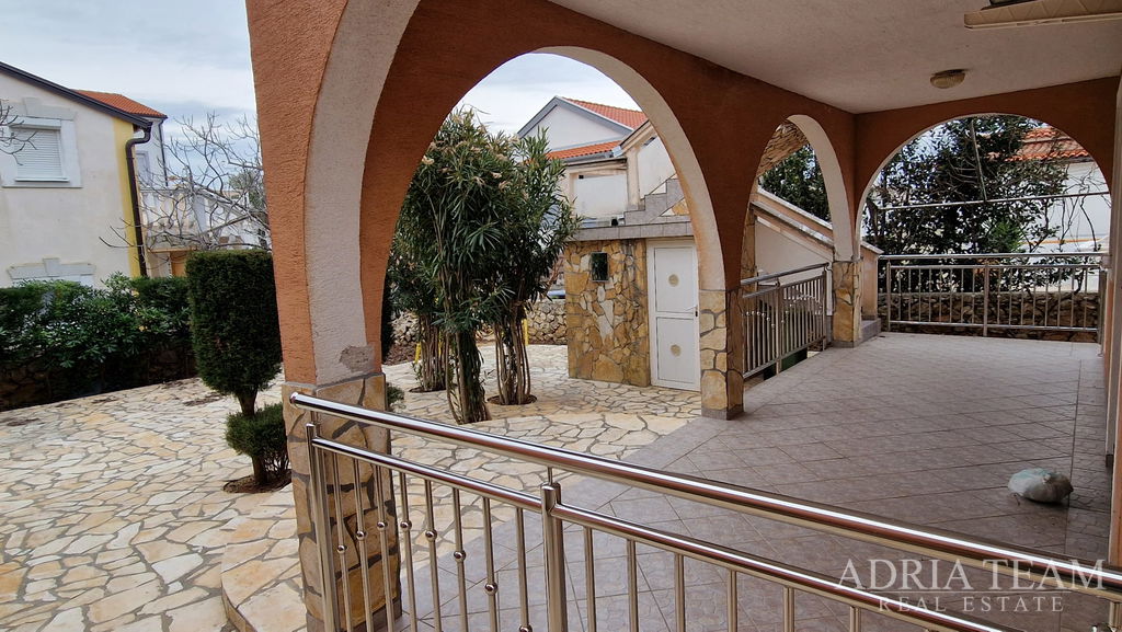 SAMOSTOJEĆA KUĆA S DVIJE STAMBENE JEDINICE – VIR, ZADAR