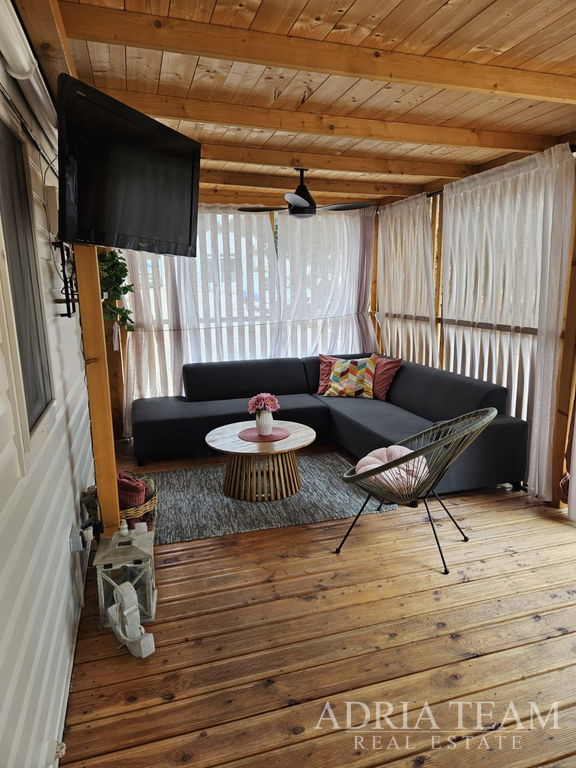 POTPUNO OPREMLJENA MOBILNA KUĆICA 4+2, SAMO 70 M OD MORA - BIOGRAD NA MORU