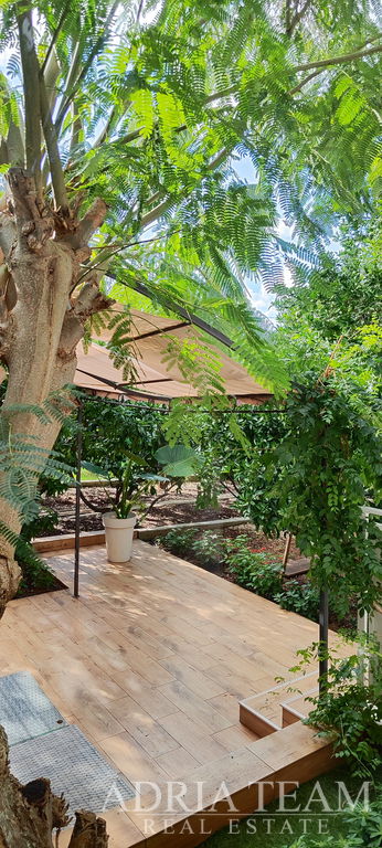 LIJEP JEDNOSOBNI APARTMAN S VRTOM – LUKORAN, OTOK UGLJAN