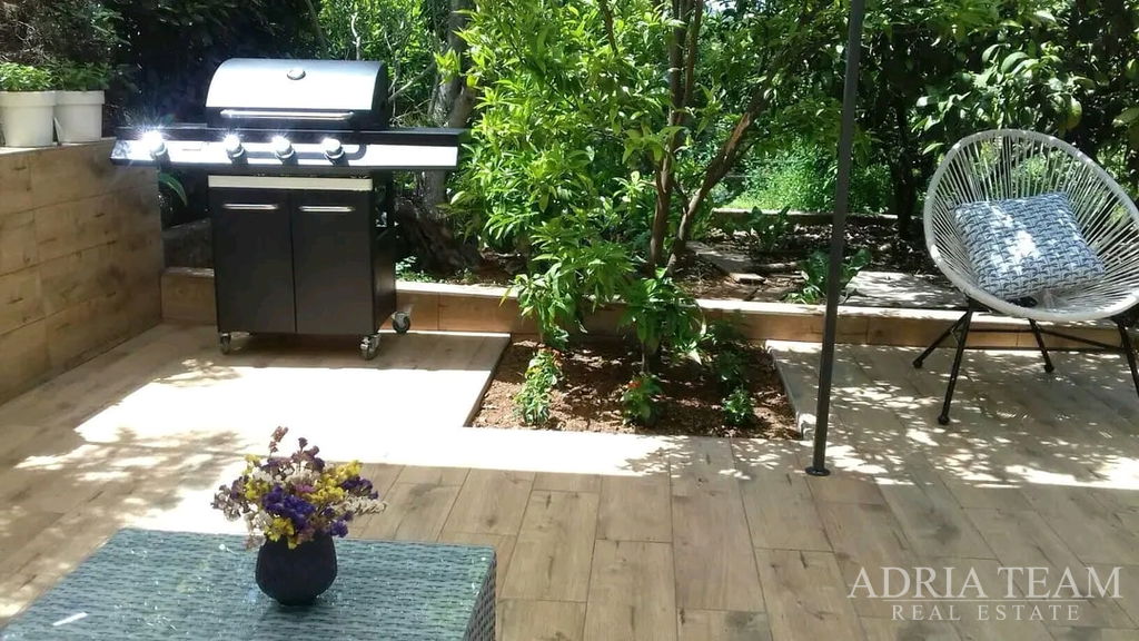 LIJEP JEDNOSOBNI APARTMAN S VRTOM – LUKORAN, OTOK UGLJAN