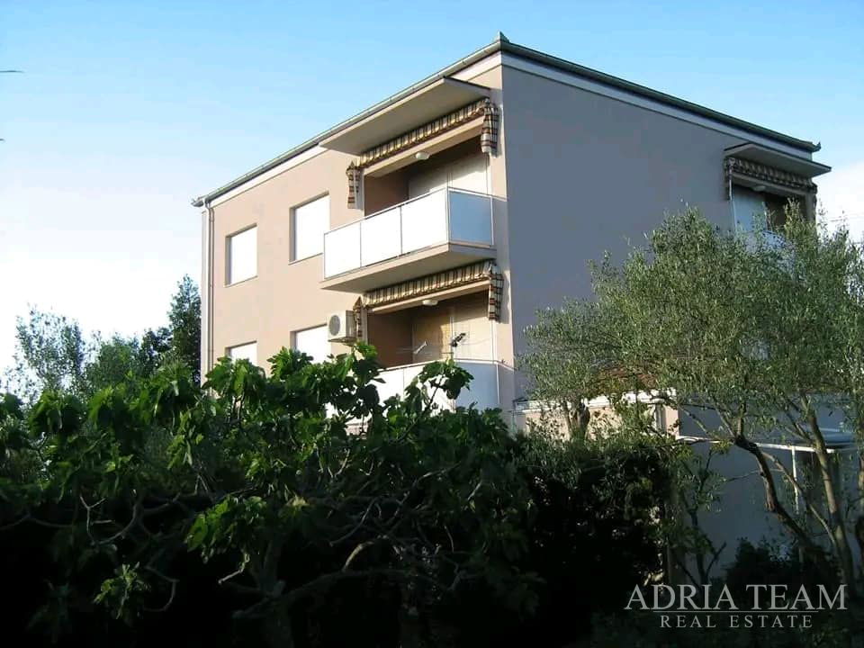 MODERAN DVOSOBNI APARTMAN S VRTOM I GARAŽOM – LUKORAN, OTOK UGLJAN