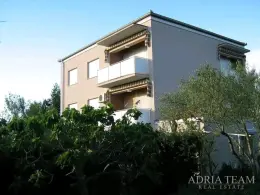 MODERAN DVOSOBNI APARTMAN S VRTOM I GARAŽOM – LUKORAN, OTOK UGLJAN nekretnina za prodaju