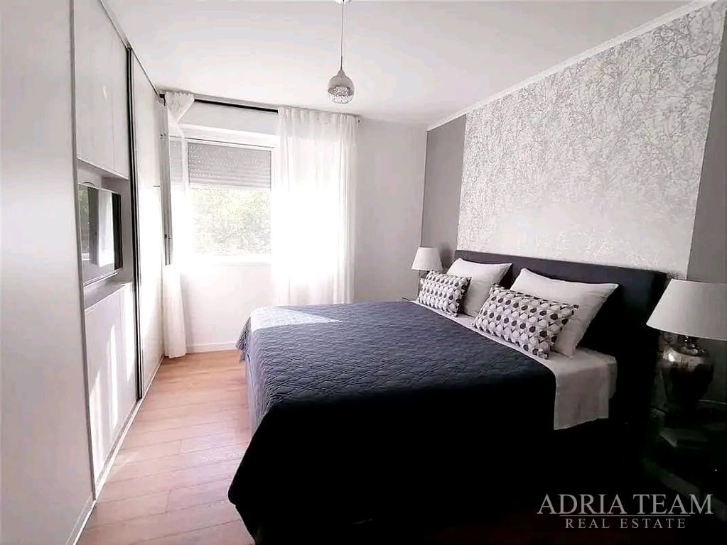 MODERAN DVOSOBNI APARTMAN S VRTOM I GARAŽOM – LUKORAN, OTOK UGLJAN