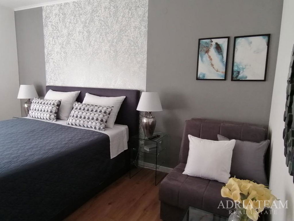 MODERAN DVOSOBNI APARTMAN S VRTOM I GARAŽOM – LUKORAN, OTOK UGLJAN