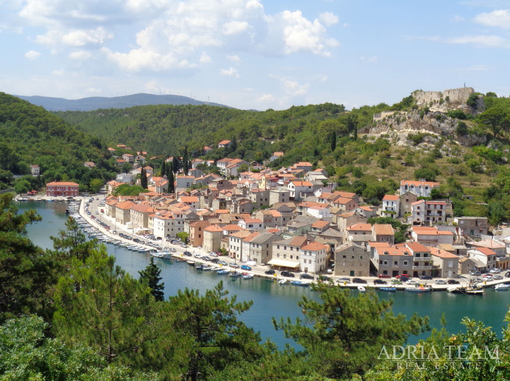 GRAĐEVINSKO ZEMLJIŠTE ZA 3 VILE S BAZENOM, 2.100 m² – NOVIGRAD