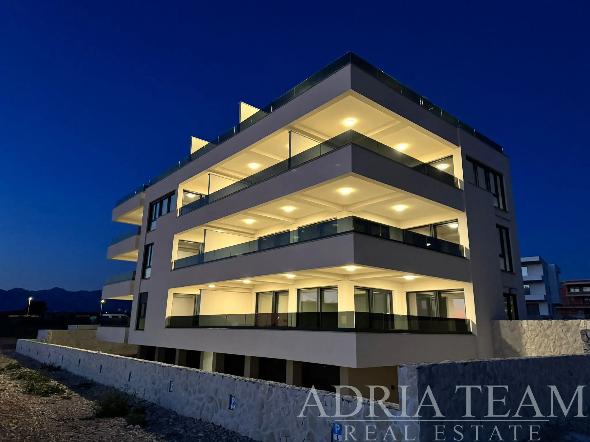 ATRATIVNA NOVOGRADNJA – 2S + DB S PRIVATNIM DVORIŠTEM I TERASOM – POVLJANA, PAG