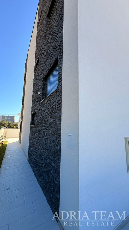 MODERAN APARTMAN NA 1. KATU S DVA PARKIRNA MJESTA - OTOK VIR