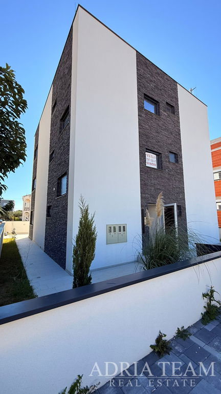 MODERAN APARTMAN NA 1. KATU S DVA PARKIRNA MJESTA - OTOK VIR