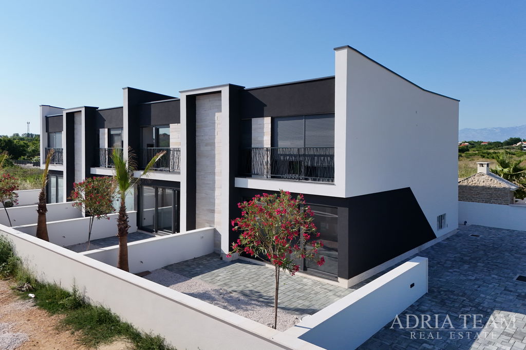 DVOETAŽNI APARTMAN U NOVOGRADNJI - PRIVLAKA