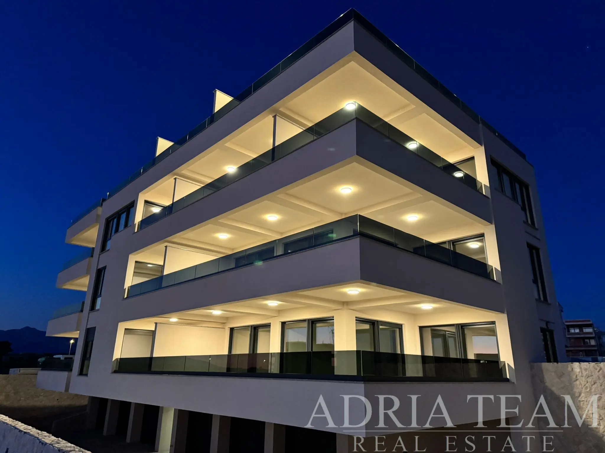 PREMIUM NOVOGRADNJA – DVOETAŽNI APARTMAN S DVIJE TERASE – POVLJANA, PAG