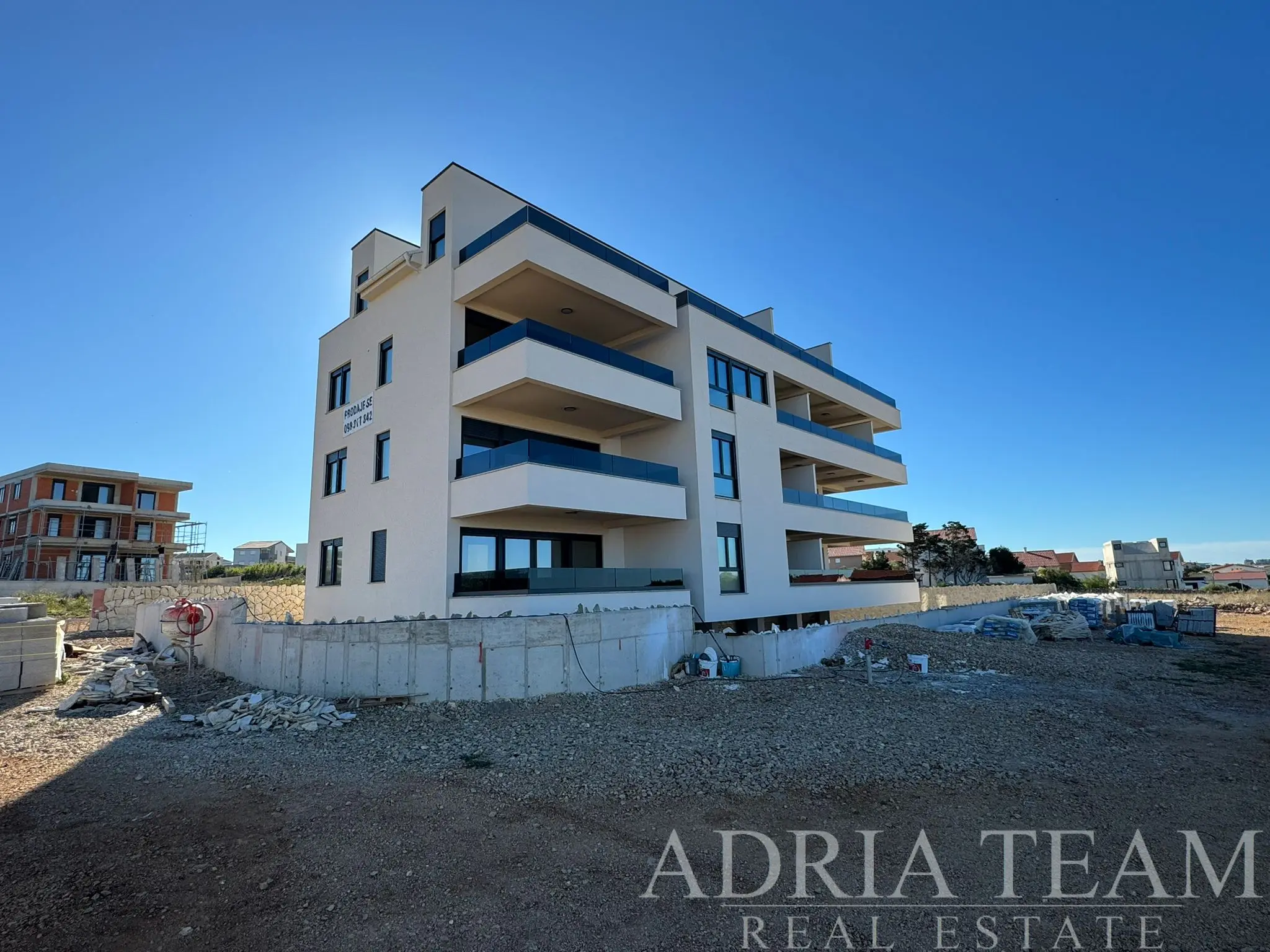 PREMIUM NOVOGRADNJA – DVOETAŽNI APARTMAN S DVIJE TERASE – POVLJANA, PAG