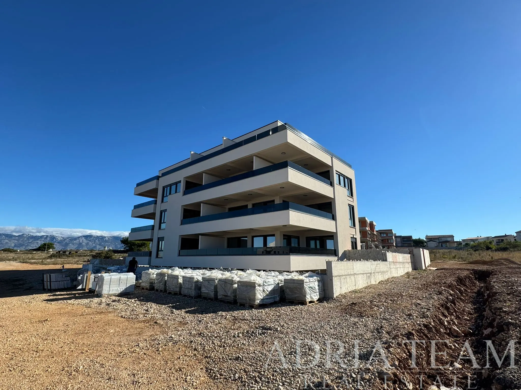 LUKSUZNA NOVOGRADNJA – DVOETAŽNI APARTMAN S KROVNOM TERASOM I GARAŽOM – POVLJANA, PAG