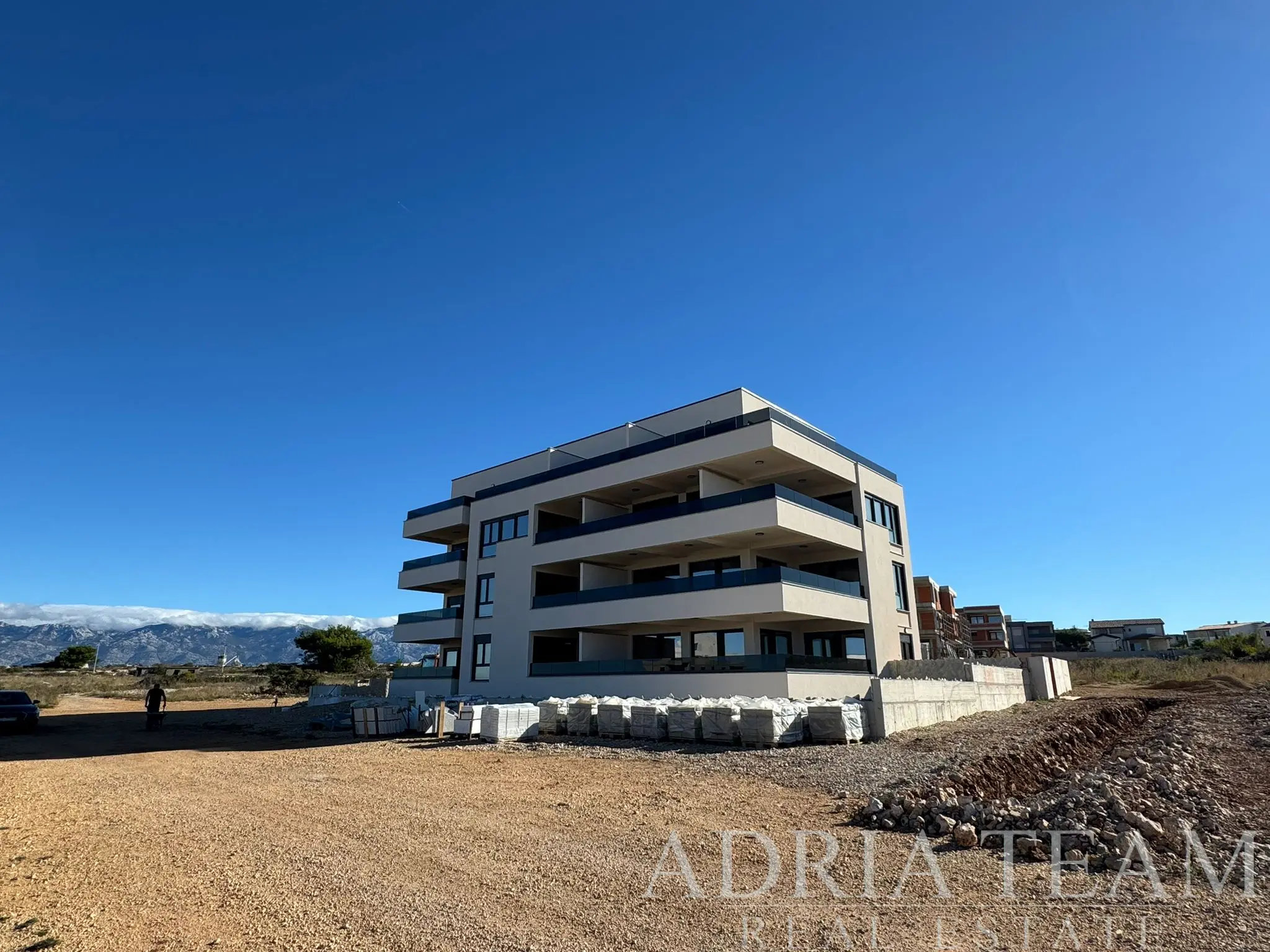 LUKSUZNA NOVOGRADNJA – DVOETAŽNI APARTMAN S KROVNOM TERASOM I GARAŽOM – POVLJANA, PAG