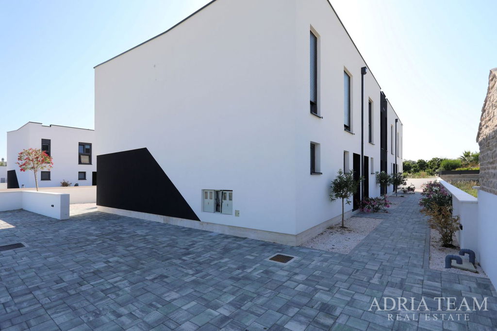 DVOETAŽNI APARTMAN U NOVOGRADNJI - PRIVLAKA