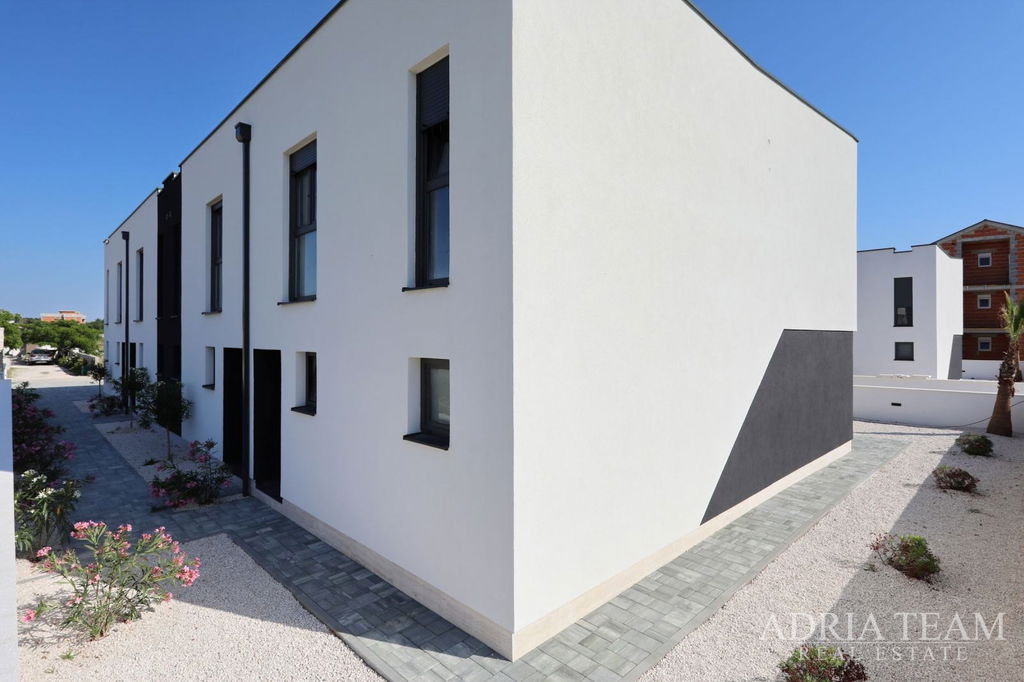 DVOETAŽNI APARTMAN U NOVOGRADNJI - PRIVLAKA