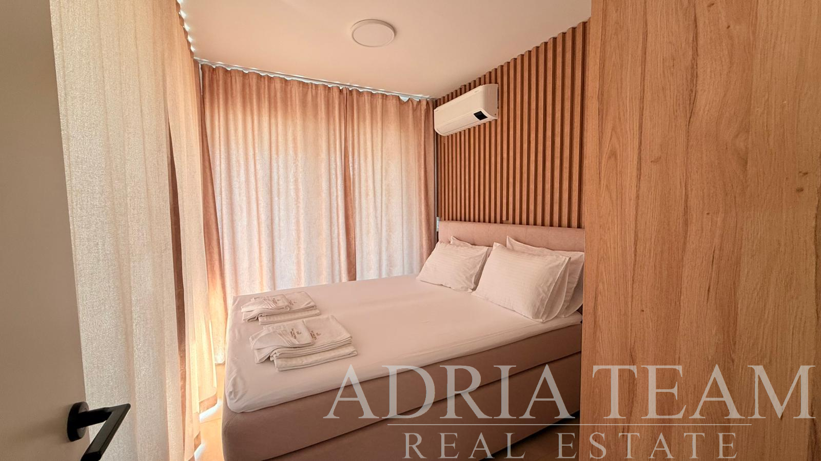 APARTMAN PRVI RED DO MORA S BAZENOM - POVLJANA, PAG