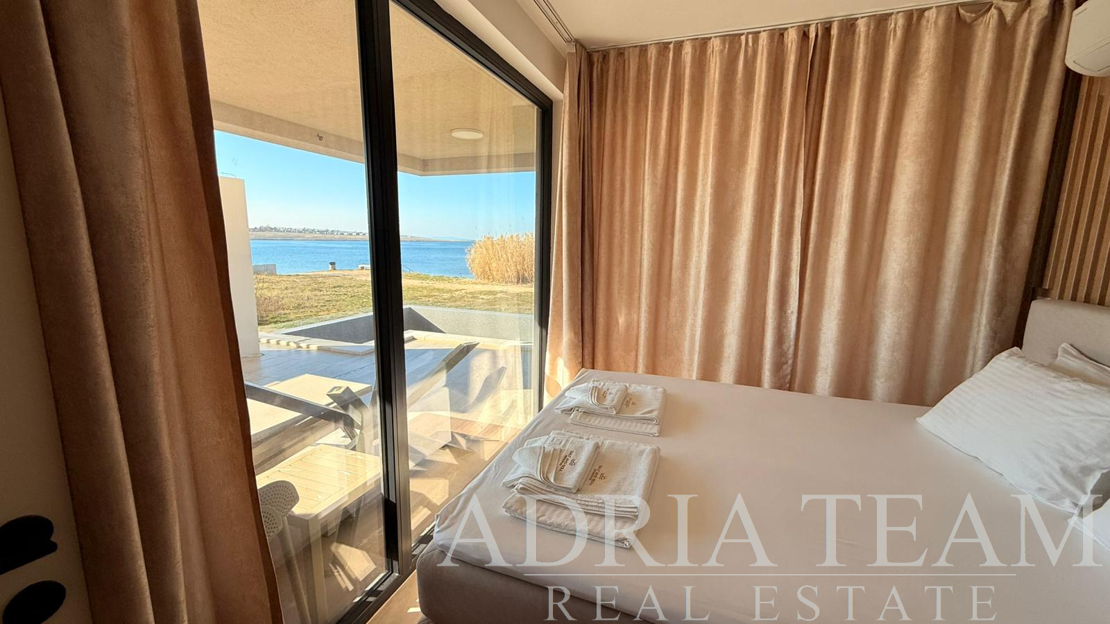 APARTMAN PRVI RED DO MORA S BAZENOM - POVLJANA, PAG