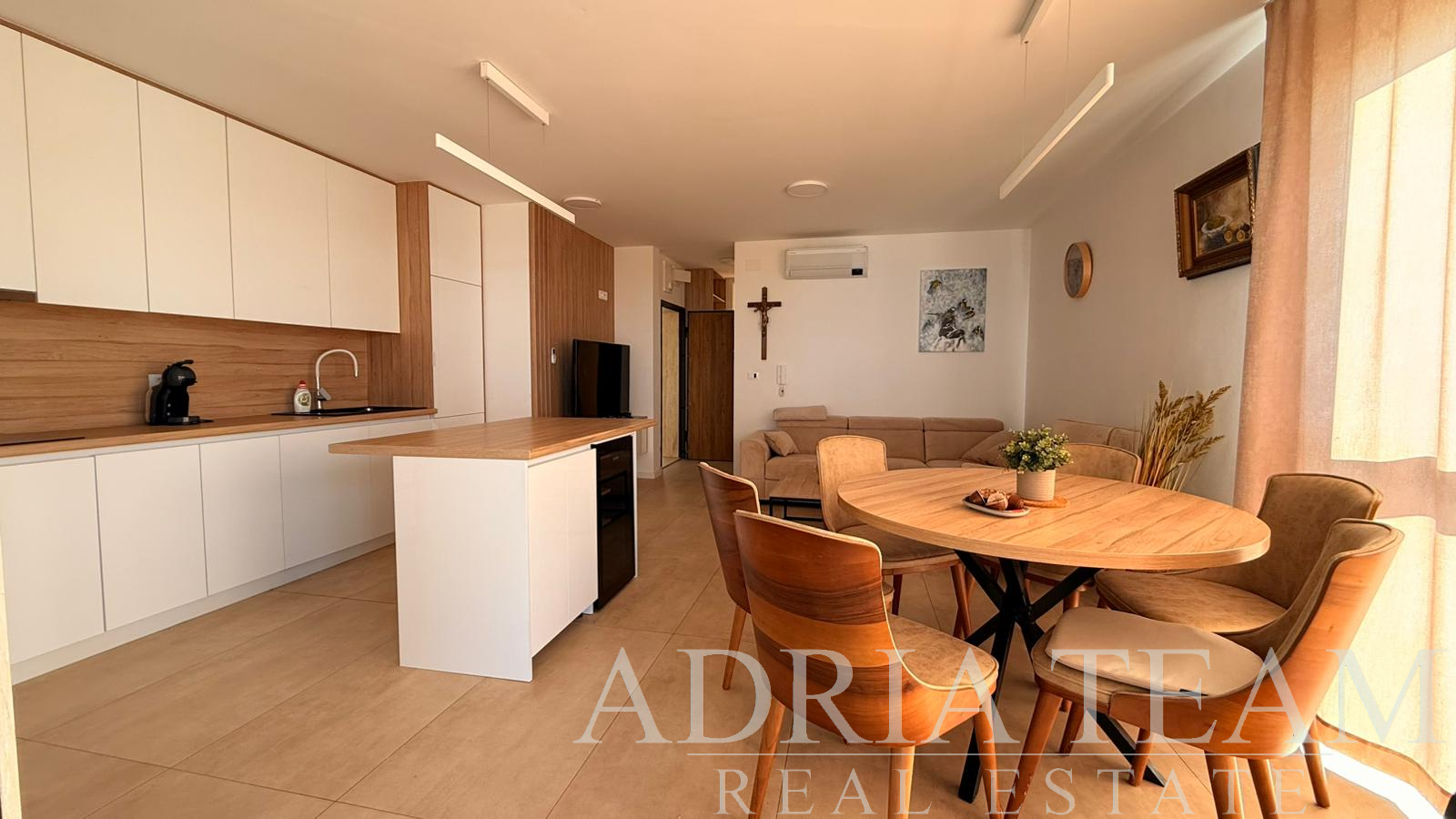 APARTMAN PRVI RED DO MORA S BAZENOM - POVLJANA, PAG