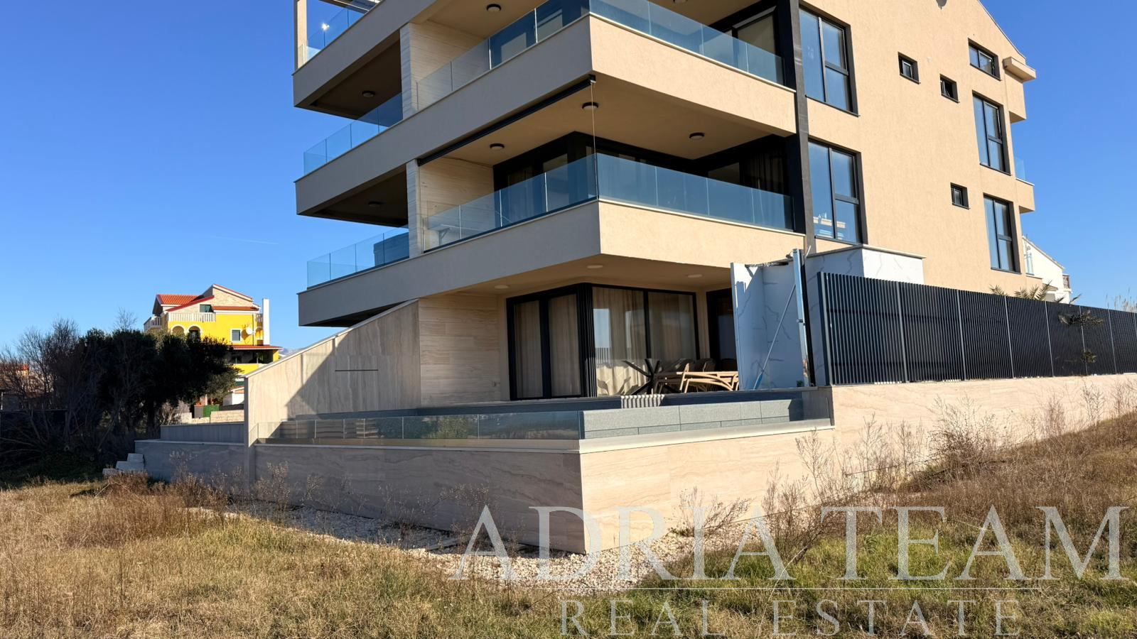 APARTMAN PRVI RED DO MORA S BAZENOM - POVLJANA, PAG