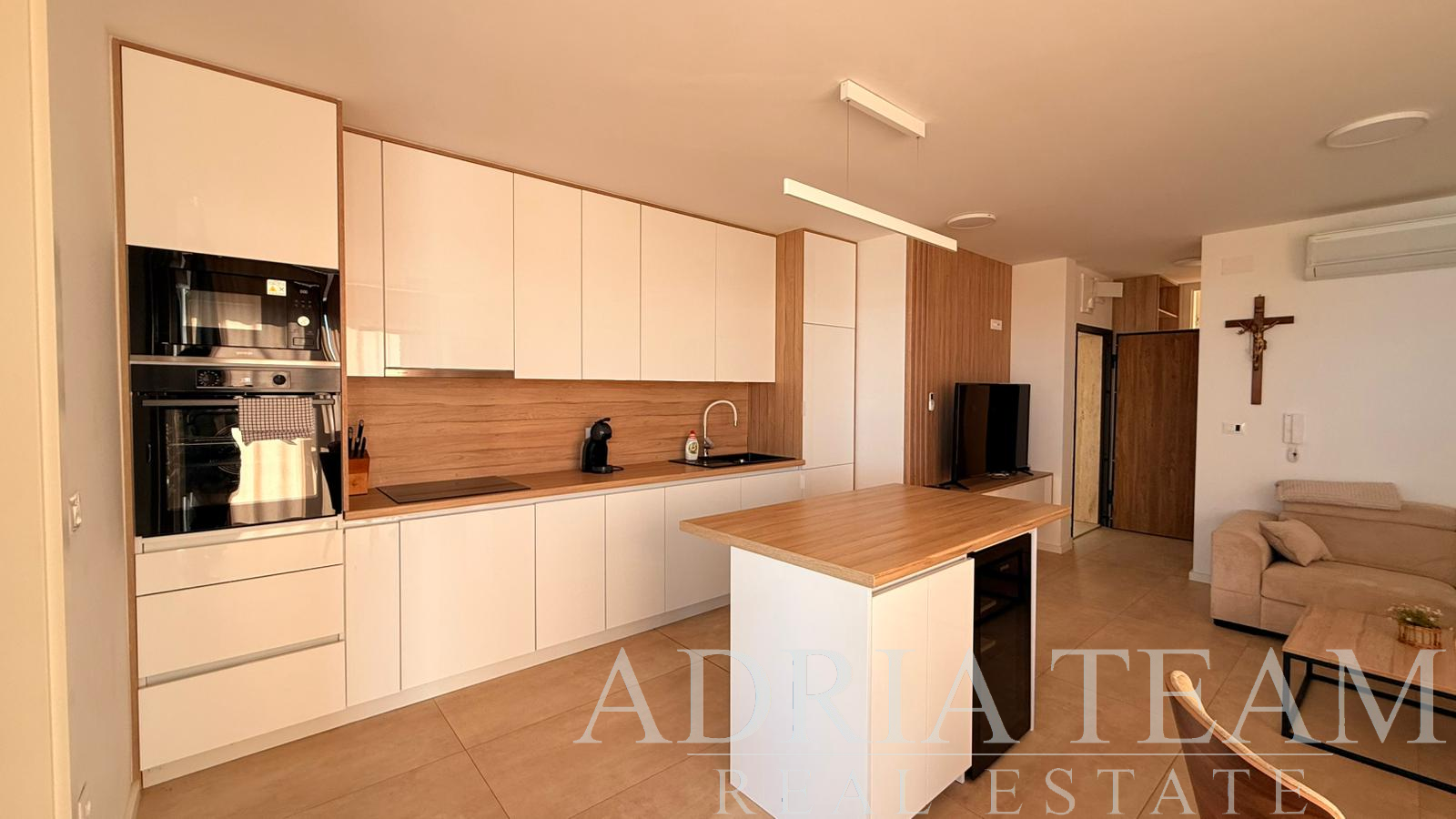 APARTMAN PRVI RED DO MORA S BAZENOM - POVLJANA, PAG