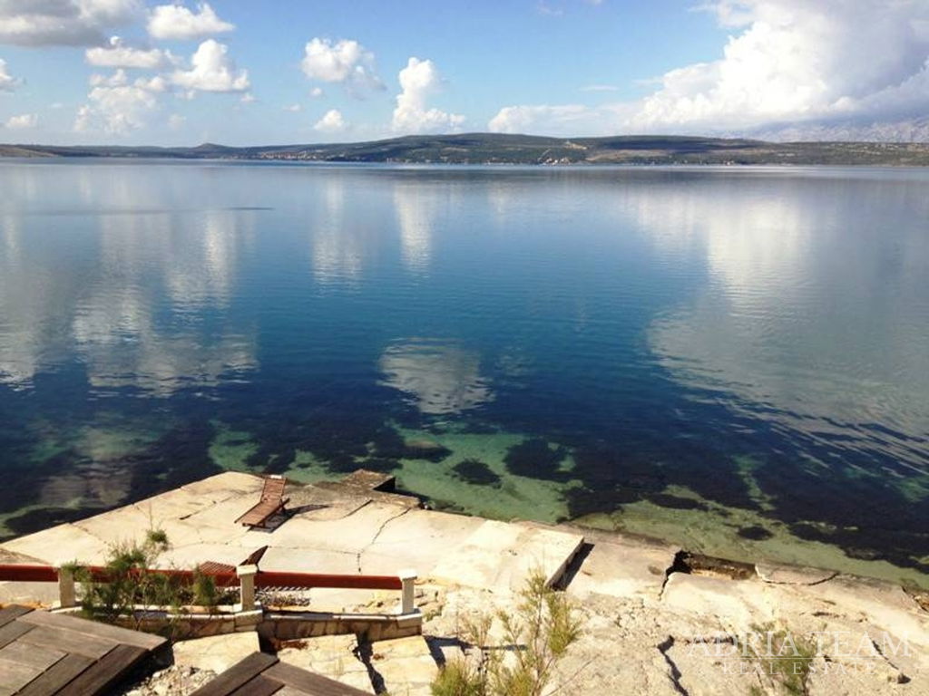 ATRAKTIVNO GRAĐEVINSKO ZEMLJIŠTE S POGLEDOM NA MORE – NOVIGRAD