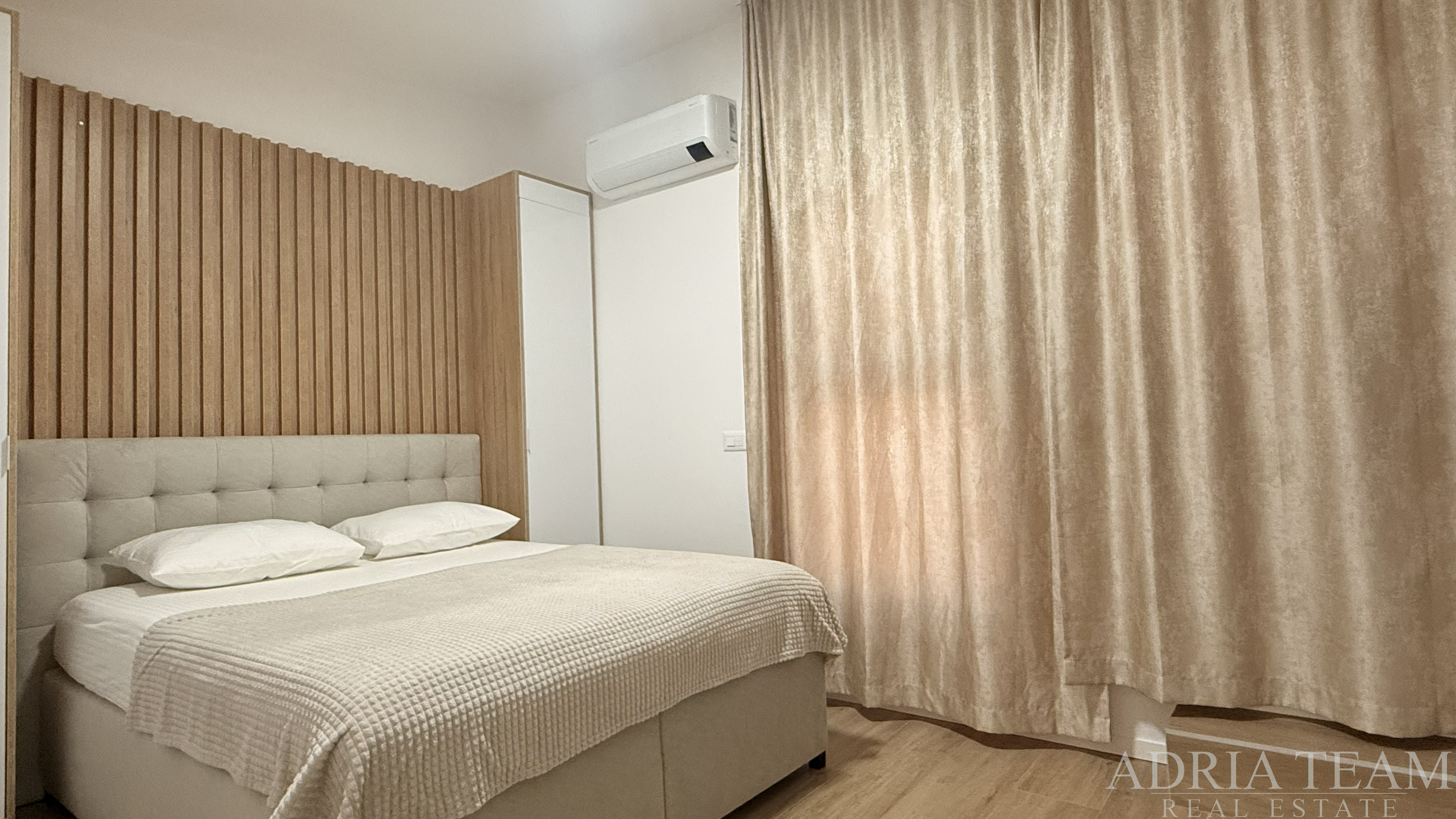 TROSOBNI APARTMAN, PRVI RED DO MORA – POVLJANA, PAG