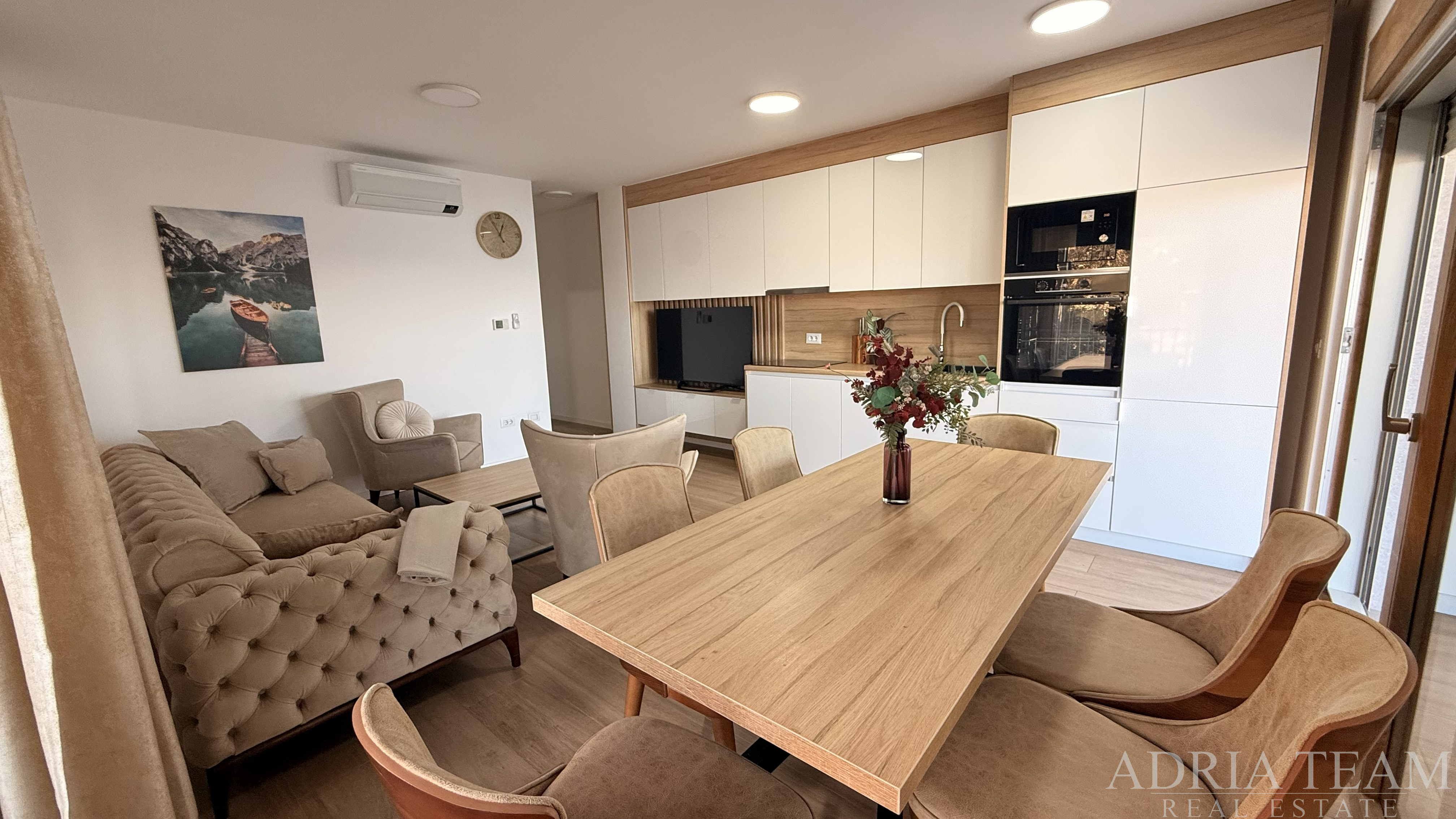 APARTMAN U PRIZEMLJU S VRTOM I PRIVATNIM BAZENOM, PRVI RED DO MORA - POVLJANA