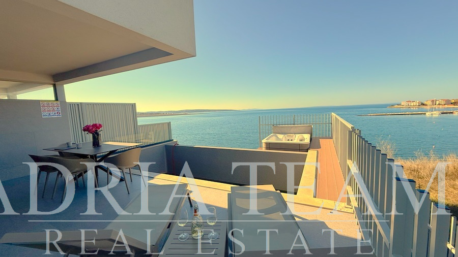 APARTMAN U PRIZEMLJU S VRTOM I PRIVATNIM BAZENOM, PRVI RED DO MORA - POVLJANA